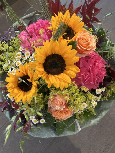 Bunter Blumenstrauss mit Sonnenblumen, Hortensien und Rosen von Blumen Carol in Gais